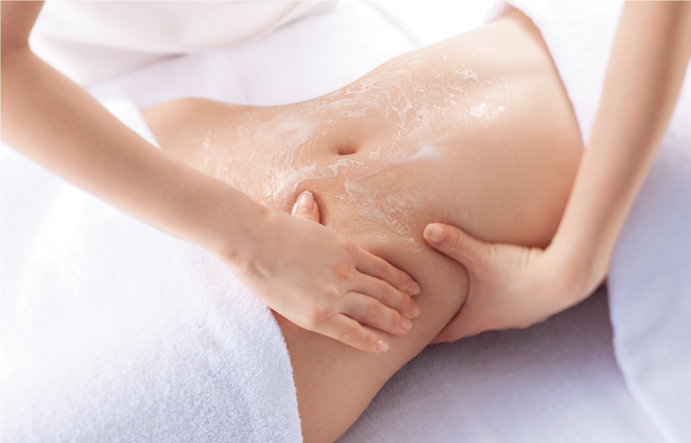 腹部のマッサージでお腹を引き締める施術 "Abdominal slimming massage targeting fat burning and toning."